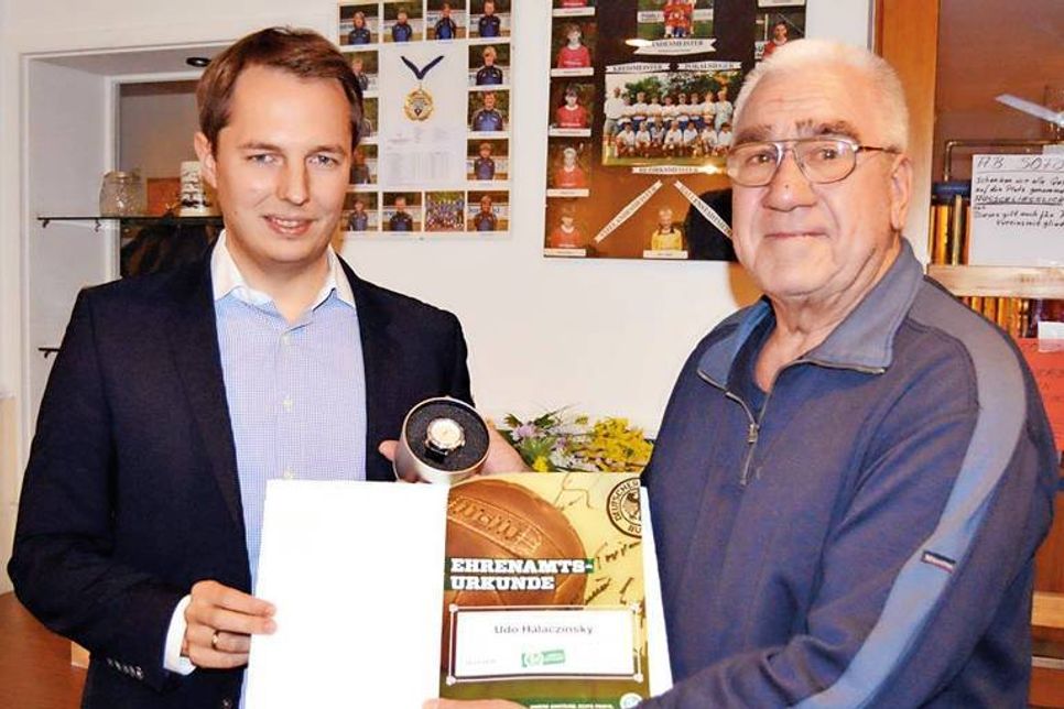 Udo Halaczinsky (rechts) ist seit nunmehr fünf Jahrzehnten Vereinsschiedsrichterbeauftragter des SV Olympia Bad Schwartau.