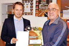 Udo Halaczinsky (rechts) ist seit nunmehr fünf Jahrzehnten Vereinsschiedsrichterbeauftragter des SV Olympia Bad Schwartau.