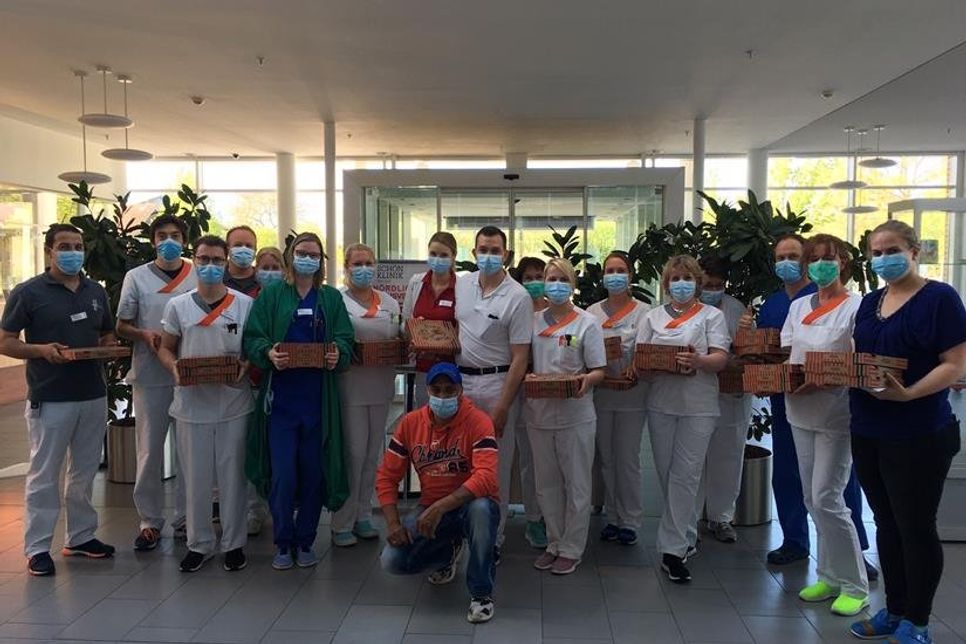 Gurjinder Singh (vorne Mi.), Inhaber vom Natt Grill- und Pizzaservice in Neustadt, mit den Stationskräften bei der Übergabe.