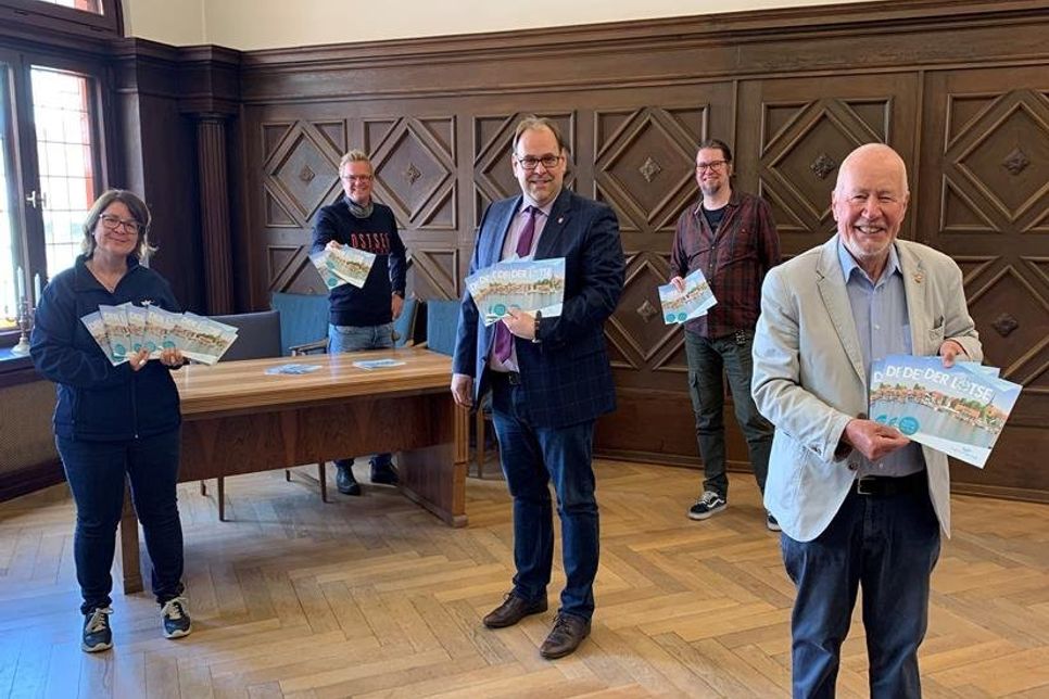 Stellten gemeinsam den Lotsen vor: Stadtmarketing-Koordinatorin Andrea Brunhöber, Sven Muchow (Geschäftsführer Balticum Verlag/der reporter), Bürgermeister Mirko Spieckermann, Roland Woesner (Balticum Verlag/der reporter) und Bürgervorsteher Sönke Sela (v. lks.).