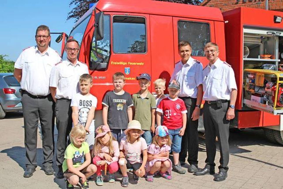 (v.l.) Maik Kramp (Ortswehrführer), Timo Plath (Jugendwart), Eric Köbernick und Rolf Müller (Gemeindewehrführer) sind sich bewußt, wen sie zwischen sich haben: die Zukunft der freiwilligen Feuerwehr.