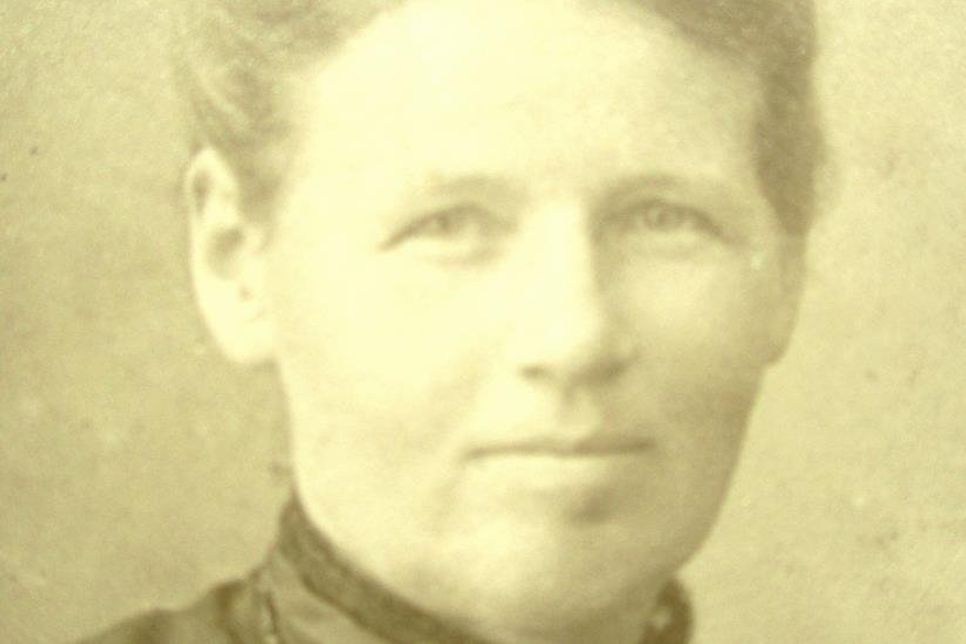Marga Willroths Oma Anna Margarethe Christine Jorga wuchs in Neversfelde auf und war dort Dienstmagd. Sie wurde am 4. Februar 1872 in Hansühn geboren als Tochter des Arbeitsmannes Carl Hinrich Prehn und Charlotte Margaretha Dorothea Prehn, geborene Möller.