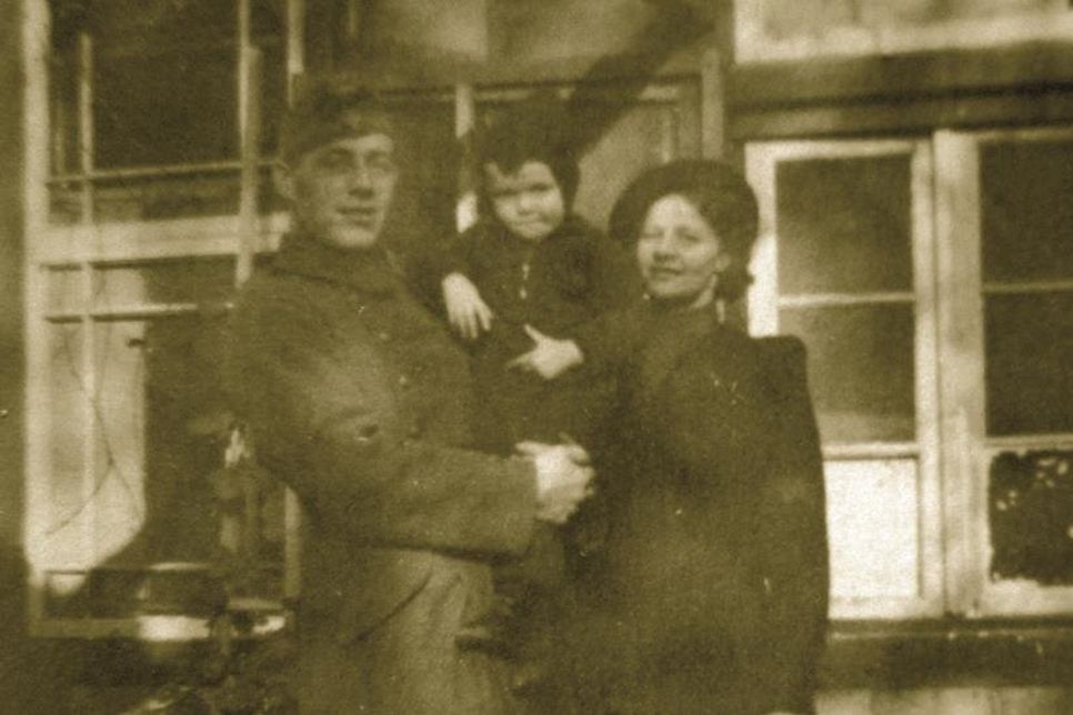 Dasselbe Haus? Marga Willraths Vater Emil Jorga mit Frau und Kind auf einer Aufnahme aus dem Jahr 1940. Er ist ein Sohn der Anna Margaretha Christine Jorga.