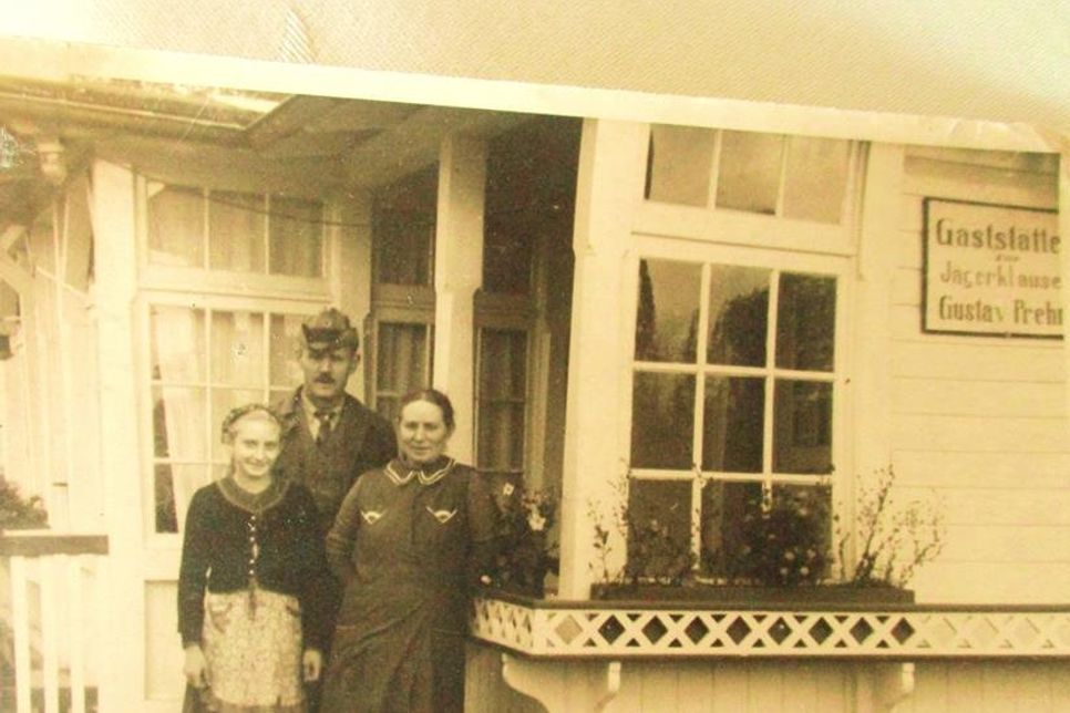 Dieses Foto aus vergangenen Zeiten gibt seiner Besitzerin Rätsel auf. Wer kennt diese Personen oder die Gaststätte „Zur Jägerklause“ von Gustav Prehn und weiß, wo sie gestanden hat?