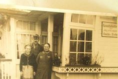 Dieses Foto aus vergangenen Zeiten gibt seiner Besitzerin Rätsel auf. Wer kennt diese Personen oder die Gaststätte „Zur Jägerklause“ von Gustav Prehn und weiß, wo sie gestanden hat?