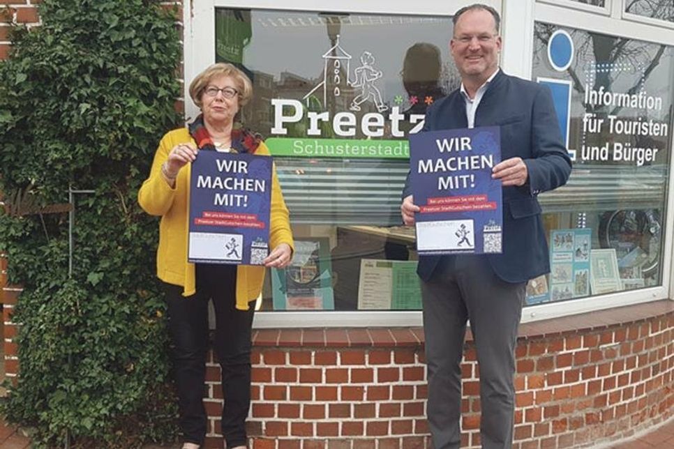 Werben für die Aktion Stadtgutschein des Vereins Schusterstadt Preetz: Hanne Schlapkohl, Mitarbeiterin der Geschäftsstelle, und Vereinsvorsitzender Björn Demmin.