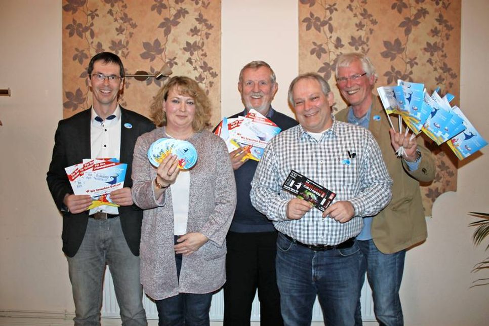 Der Vorstand mit 1. Vorsitzendem Henning Reimann, Schriftführerin Barbara Helbach, Ehrenvorsitzender Heinrich Evers, Kassenwart Dirk Helbach und 2. Vorsitzender Uwe Muchow (v. lks.).