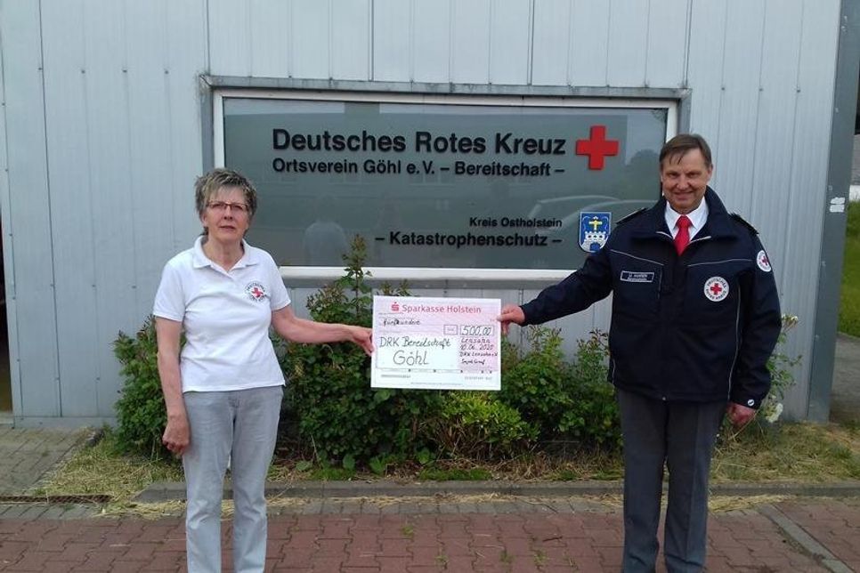Scheckübergabe durch Ingrid Graaf, 1. Vorsitzende vom DRK Ortsverein Lensahn, an Uwe Hansen, Bereitschaftsleiter der Bereitschaft Göhl.