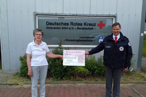 Scheckübergabe durch Ingrid Graaf, 1. Vorsitzende vom DRK Ortsverein Lensahn, an Uwe Hansen, Bereitschaftsleiter der Bereitschaft Göhl.