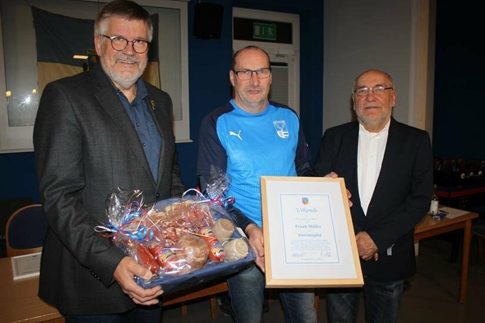 In verschiedenen Funktionen ist Frank Müller (Mitte) seit Jahrzehnten unermüdlich für den TSV Lensahn im Einsatz. Der Vorstand ernannte ihn jetzt zum Ehrenmitglied. Es gratulierten 1. Vorsitzender Wolfgang Prehn (re.) und 2. Vorsitzender Henning Steffen.