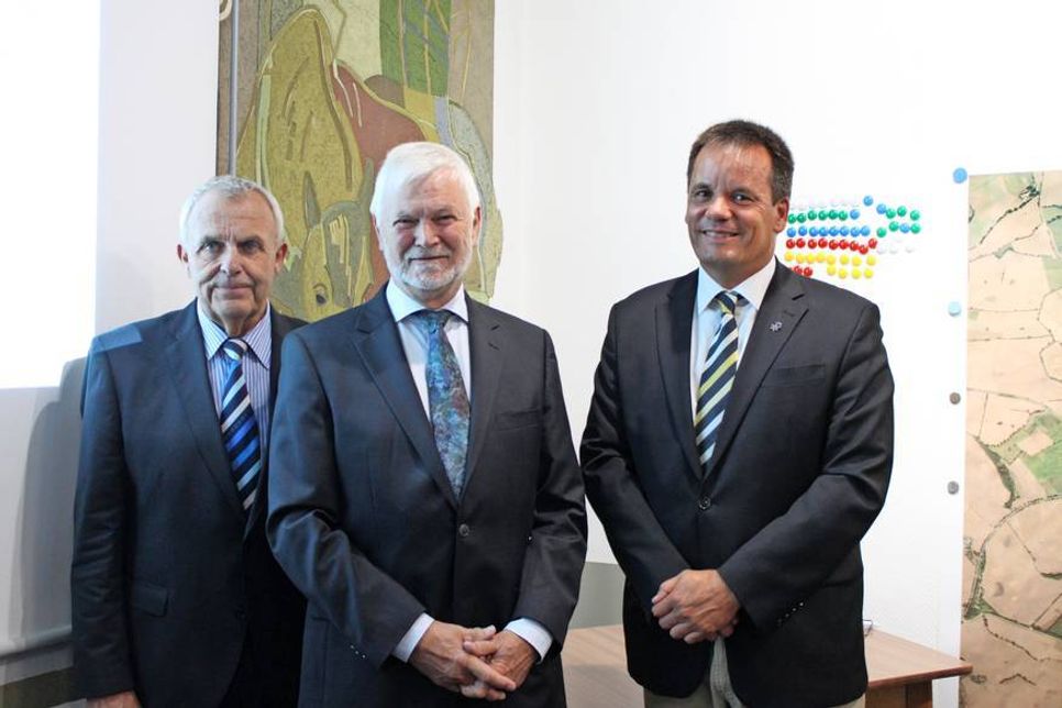 Jochen Sachau, Heinz Bäker und Bürgermeister Mark Burmeister (v. lks.).