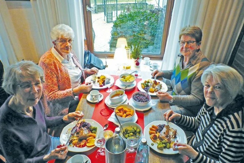 Ingrid Thienemann und ihre Kochdamen genießen es, mal selber bekocht zu werden.