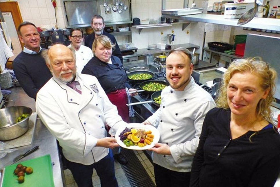 Sorgen für ein festliches Weihnachtsessen für die Kochdamen und ihre Gäste: Dehoga-Chef Harry Heinsen, Pastor Philipp Bonse und das Küchen-Team des Landgasthofs Kasch: Marvin Langner, Silwia Steffens, Monika Wöhlk und Siegfried Pönsch.