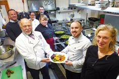 Sorgen für ein festliches Weihnachtsessen für die Kochdamen und ihre Gäste: Dehoga-Chef Harry Heinsen, Pastor Philipp Bonse und das Küchen-Team des Landgasthofs Kasch: Marvin Langner, Silwia Steffens, Monika Wöhlk und Siegfried Pönsch.