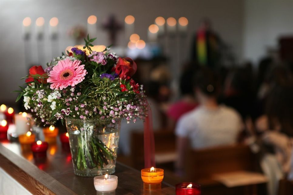 Kerzenschein und Arrangements von Blumen, die der Verstorbene zu Lebzeiten besonders gern mochte, verleihen einer Trauerfeier eine individuelle Note.