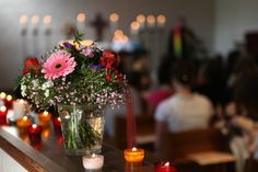 Kerzenschein und Arrangements von Blumen, die der Verstorbene zu Lebzeiten besonders gern mochte, verleihen einer Trauerfeier eine individuelle Note.
