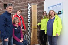 2017 stieg das Wasser bis zur weißen Linie, zeigen Stefanie Sudhaus und Svenja Beilfuß vom BUND (v. re.). Wichtige Partner bei der Umsetzung des Projekts waren Stephan Reil (Tourismus-Service), Martina Stapf (Umwelthaus) und Regina Block (DLRG; v. lks.).