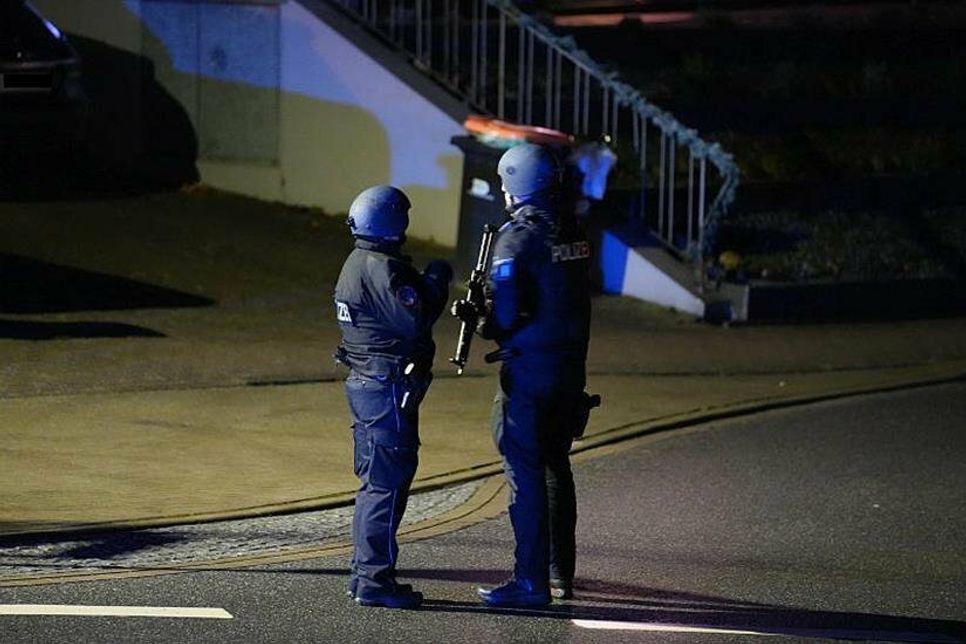Über drei Stunden waren Polizeibeamte des SEK mit Maschinengewehren in Pansdorf im Einsatz.
