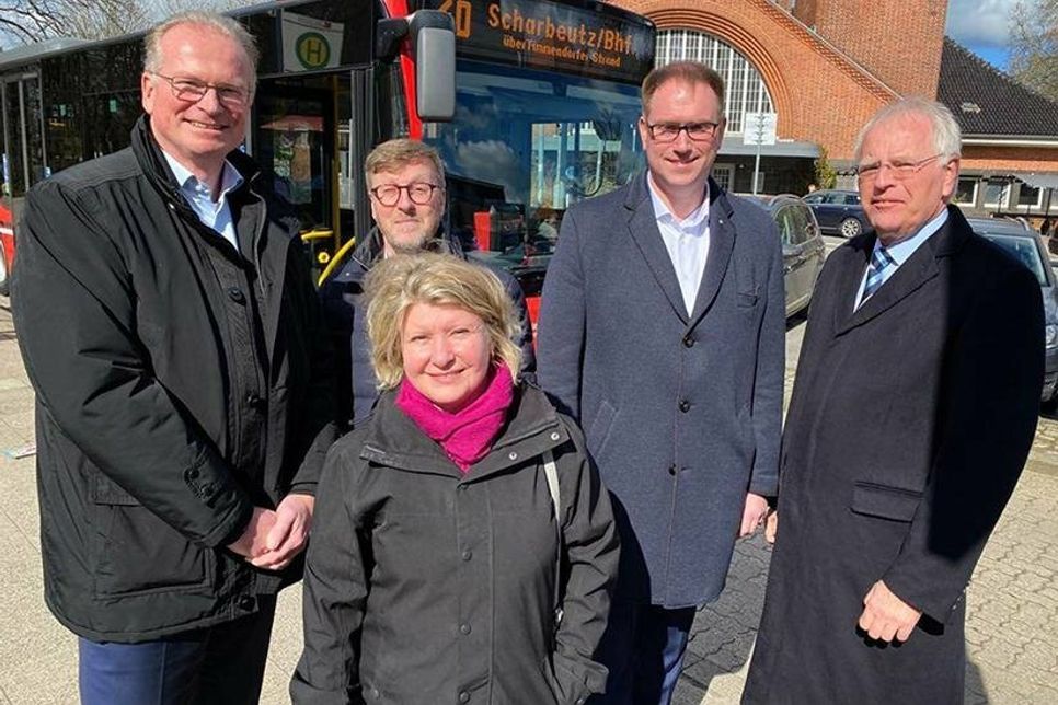 Andreas Ortz (Geschäftsführer Stadtwerke mobil, von links), Bausenatorin Joanna Hagen, Sven Partheil-Böhnke (Bürgermeister Timmendorfer Strand), Bürgermeister Jan Lindenau und Reinhard Sager (Landrat Kreis Ostholstein) stellen die neue Ausweitung des Verkehrsangebots der beliebten Strandlinie 40 ab dem 1. April vor.