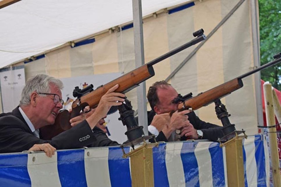 Erst wenn der bunte Holzvogel mit gezielten Schüssen zu Fall gebracht worden ist, kann der neue Schützenkönig verkündet werden