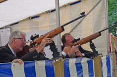 Erst wenn der bunte Holzvogel mit gezielten Schüssen zu Fall gebracht worden ist, kann der neue Schützenkönig verkündet werden