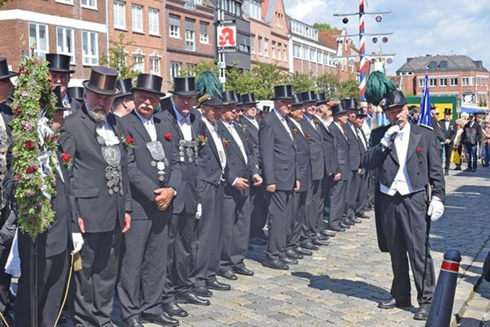 Beim Antreten auf dem Markplatz wird der traditionelle „Gruß an die Stadt“ gespielt
