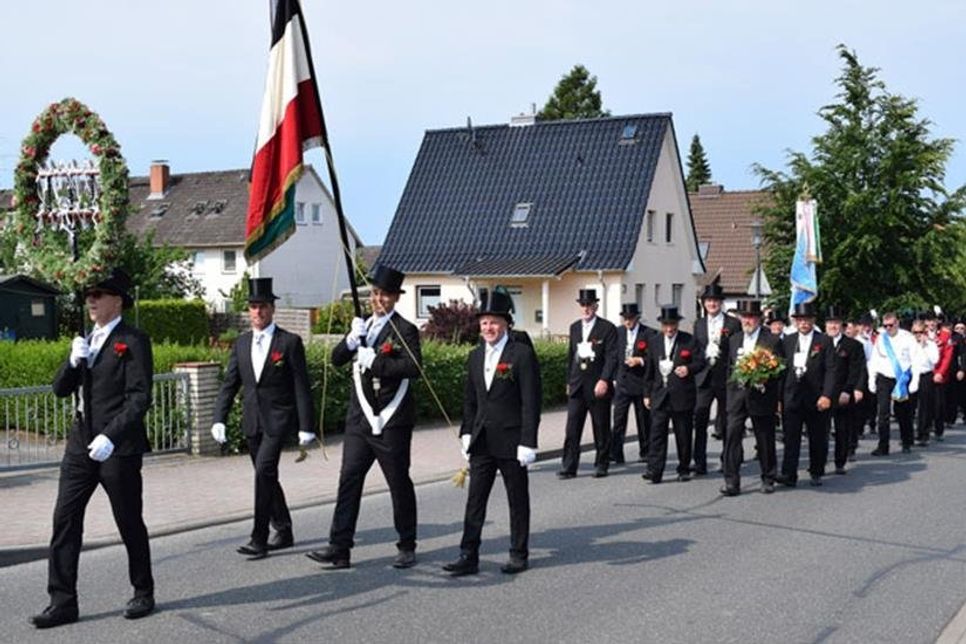 Schwarzer Anzug mit hohem Hut und roter Rose am Revers – so marschiert die Preetzer Schützengilde am nächsten Samstag wieder durch die Schusterstadt