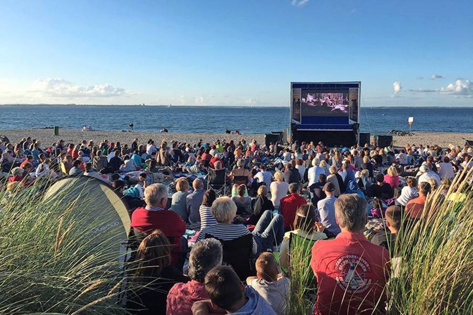 Zwischen dem 2. und 18. August findet wieder das beliebte Niendorfer Strandkino unter freiem Himmel und bei freiem Eintritt statt. (Foto: TSNT GmbH)