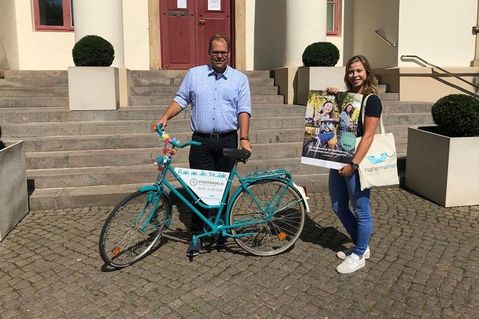 Bürgermeister Mirko Spieckermann und „Stadtradel“-Koordinatorin Lina Koop werben für die Teilnahme beim „Stadtradeln 2020“.