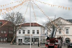 Neustadt. Am gestrigen Dienstag wurden mit Unterstützung von Freiwilliger Feuerwehr Neustadt und Werner Seubert die gelben Wimpelketten am Markt aufgehängt, die in den kommenden Wochen wieder für ein frisches Bild sorgen werden. (red)
