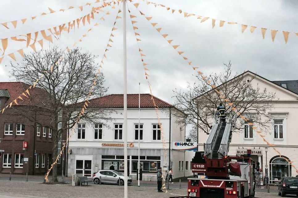 Neustadt. Am gestrigen Dienstag wurden mit Unterstützung von Freiwilliger Feuerwehr Neustadt und Werner Seubert die gelben Wimpelketten am Markt aufgehängt, die in den kommenden Wochen wieder für ein frisches Bild sorgen werden. (red)