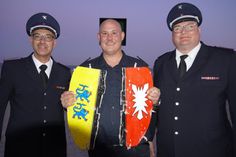 Eingerahmt von Gemeindewehrführer Hans-Werner Landschoof (re.) und seinem Stellvertreter Bernd Bader (lks.) zeigte der neue König Markus Arnold die Teile des Rumpfes.