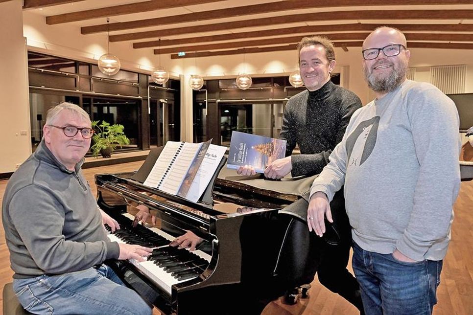 Kirchenmusiker Henrich Schwerk, Violinist Shenoll Tokaj und Komponist Claus Woschenko (v. l.) haben das plattdeutsche Weihnachtsoratorium vorbereitet, das am 4. Advent in Plön uraufgeführt wird – die Gesamtleitung hat Shenoll Tokaj.