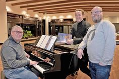 Kirchenmusiker Henrich Schwerk, Violinist Shenoll Tokaj und Komponist Claus Woschenko (v. l.) haben das plattdeutsche Weihnachtsoratorium vorbereitet, das am 4. Advent in Plön uraufgeführt wird – die Gesamtleitung hat Shenoll Tokaj.