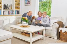 Steht der Pflegegrad fest, sollte pflegebedürftige Menschen und ihre Angehörigen gemeinsam überlegen, wie die Versorgung am besten organisiert werden kann. Foto: DJD/compass private pflegeberatung