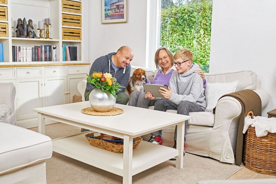 Steht der Pflegegrad fest, sollte pflegebedürftige Menschen und ihre Angehörigen gemeinsam überlegen, wie die Versorgung am besten organisiert werden kann. Foto: DJD/compass private pflegeberatung