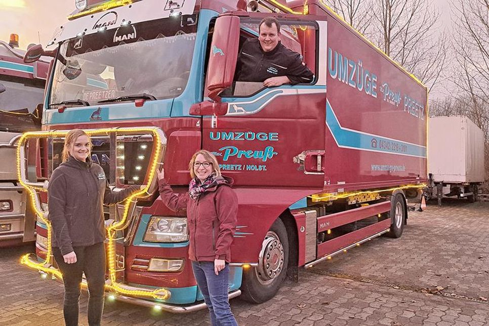 Der Weihnachtstruck, den die Geschwister Marie und Hannes Bohnhoff schmücken, macht an der Nordoel-Tankstelle halt. Pastorin Yasmin Glatthor (Mitte) lädt zur Aktion Pop-up-Church ein.