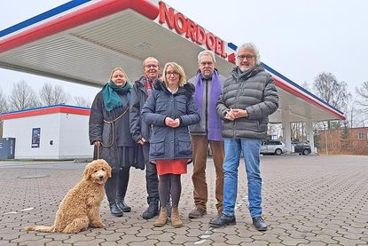 Am Montag, 23. Dezember, bitten die Pastorinnen Yasmin Glatthor (Mitte) und Eva Rahnenführer, Propst Erich Faehling (rechts) und ein Ehrenamtler-Team um Carsten Berthold-Clausen und Gernot A. Weimar (Zweiter von rechts) zum „Auftanken“ an die Nordoel-Tankstelle in der Kieler Straße.
