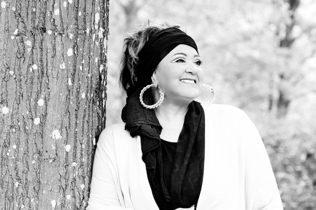 Yasmin Reese beeindruckt stimmgewaltig mit einer wunderbaren Auswahl an Soul- und Blues-Songs.