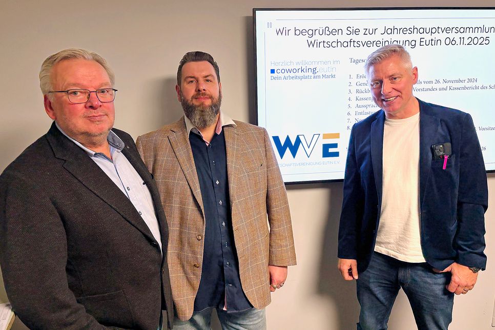 Die WVE-Vorstandsmitglieder Manfred Reinhardt, Christian Schulz und Marus Gutzeit (v.l.) wurden in ihren Ämtern bestätigt. Foto: Graap