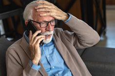 „Ihr Enkel hat einen schweren Verkehrsunfall verursacht. Zahlen Sie 30.000 Euro, sonst muss er ins Gefängnis.“ Mit diesem Satz üben Täter am anderen Ende der Leitung massiven Druck aus. So würde die echte Polizei jedoch niemals handeln. (Symbolbild: Adobe Stock)