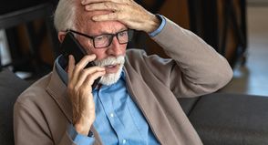 „Ihr Enkel hat einen schweren Verkehrsunfall verursacht. Zahlen Sie 30.000 Euro, sonst muss er ins Gefängnis.“ Mit diesem Satz üben Täter am anderen Ende der Leitung massiven Druck aus. So würde die echte Polizei jedoch niemals handeln. (Symbolbild: Adobe Stock)