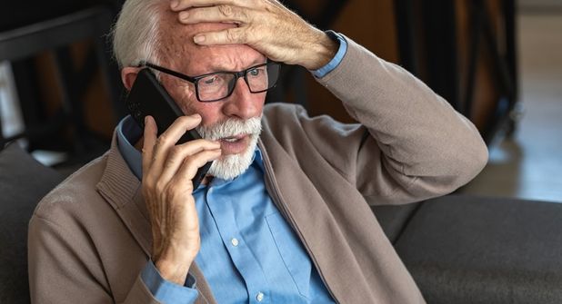 „Ihr Enkel hat einen schweren Verkehrsunfall verursacht. Zahlen Sie 30.000 Euro, sonst muss er ins Gefängnis.“ Mit diesem Satz üben Täter am anderen Ende der Leitung massiven Druck aus. So würde die echte Polizei jedoch niemals handeln. (Symbolbild: Adobe Stock)