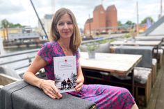 Imme Scheit studierte Politik- und Literaturwissenschaften und betreibt mit ihrem Mann die Erinnerungsplattform Yay. Gemeinsam mit ihren beiden Kindern leben sie in Sibstin. Ihr erstes Buch: „Der beschissenste Traumberuf der Welt“ ist über den Buchhandel bestellbar.