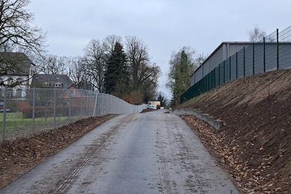 Auf Höhe des früheren Predigerseminars verbindet jetzt eine extra angelegte und asphaltierte Baustraße die Kieler Straße mit der Baustelle an der Rastorfer Straße.