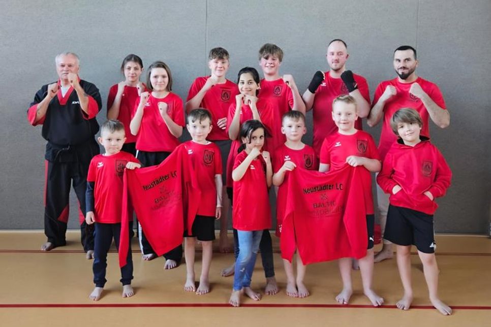 Neustädter Jugend freut sich über neues Outfit.