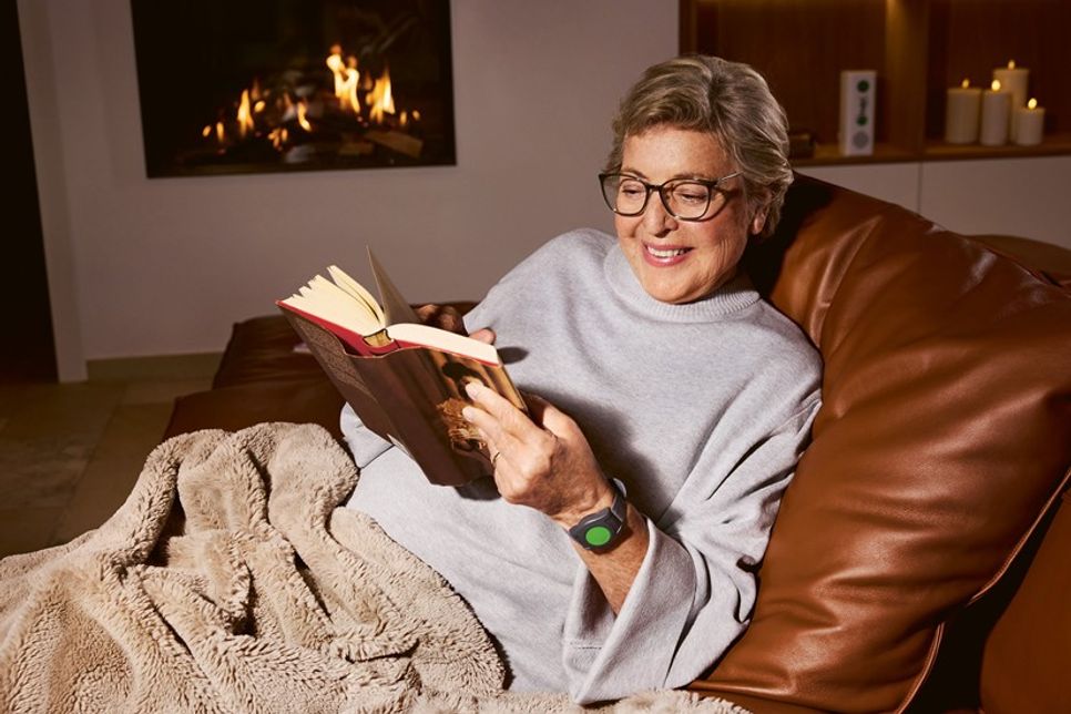 „Lindenstraße“-Star Marie-Luise Marjan plädiert für Sicherheit: Mit dem Notrufknopf am Armband oder einer Halskette ist man immer für Notfälle gerüstet.