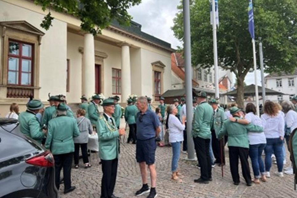 Gildebrüder und Gildedamen nach der Abrechnung im Rathaus.