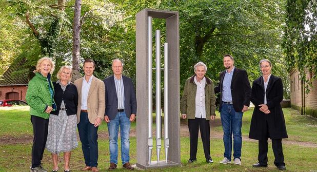 Orgel-Gedenkstein mit Spenderinnen und Spendern.