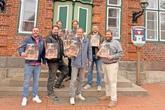 Vorstellung des Adventskalenders vor dem Rathaus in Lütjenburg durch Mitglieder des Round Table 122 (v.l.): Philipp Pietsch, Jannis Schwarz, Philipp Werle, Jonas Stockel, Sebastian Dose, Claas Anders und Moritz Gebert.